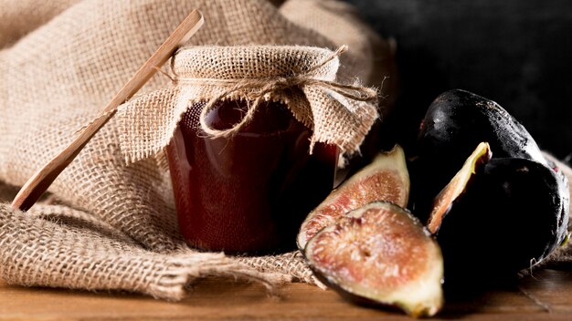 Vue de face du pot avec de la confiture de figues