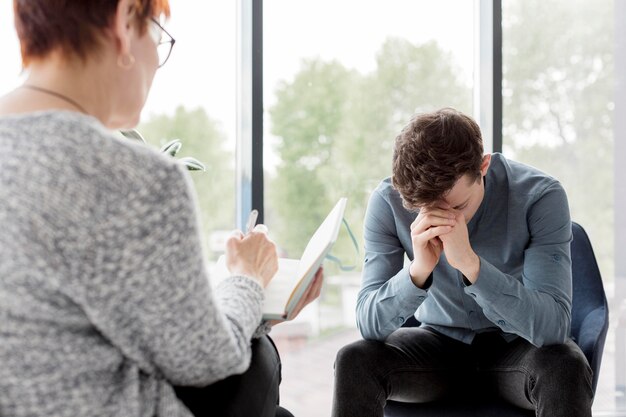 Vue de face du psychologue et du patient