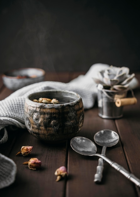 Photo gratuite vue de face du thé dans une tasse rustique