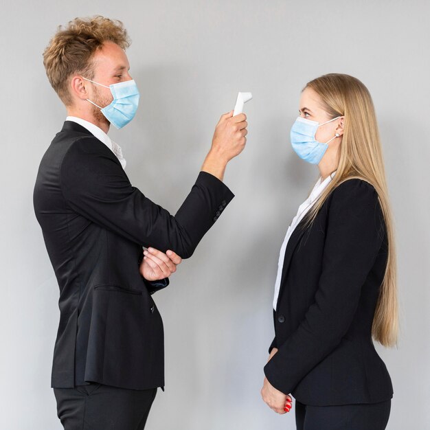 Vue de face du travail pendant le concept de covid