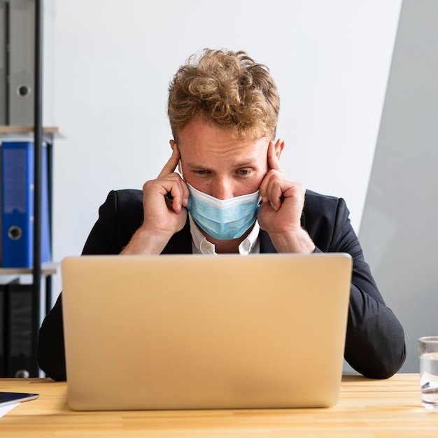 Photo gratuite vue de face du travail pendant le concept de covid