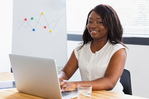 Vue de face du travail pendant le concept de covid