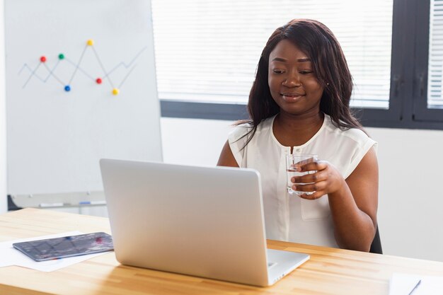 Vue de face du travail pendant le concept de covid