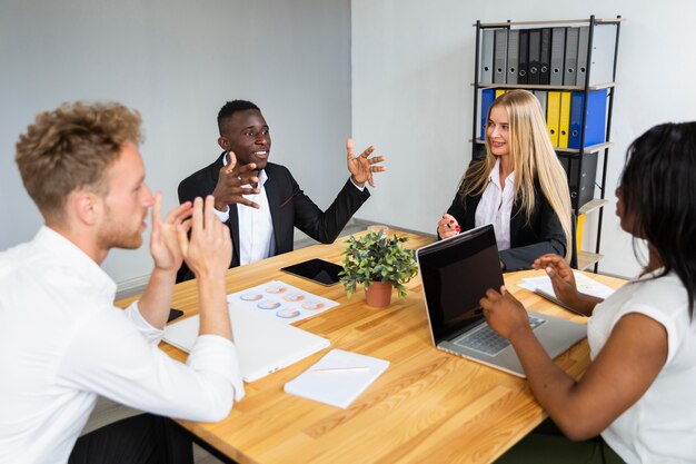 Vue De Face Du Travail Pendant Le Concept De Covid