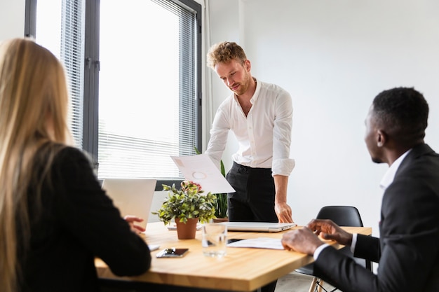 Vue de face du travail pendant le concept de covid