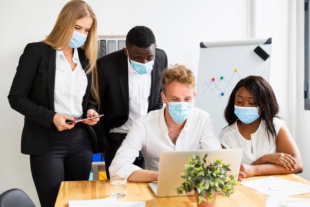 Vue de face du travail pendant le concept de covid