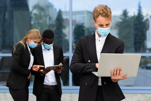 Vue de face du travail pendant le concept de covid