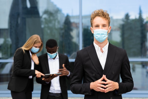 Vue de face du travail pendant le concept de covid