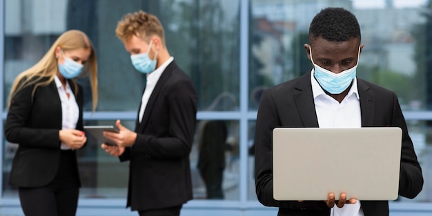 Photo gratuite vue de face du travail pendant le concept de covid