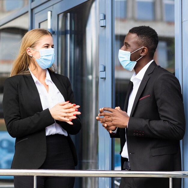 Vue de face du travail pendant le concept de covid