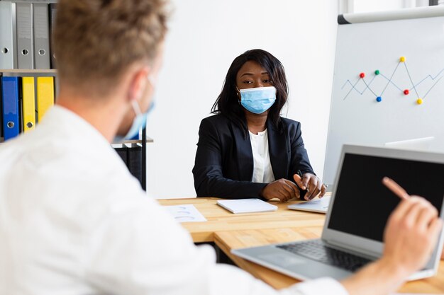 Vue de face du travail pendant le concept de covid