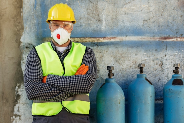 Vue de face du travailleur avec casque et masque de protection