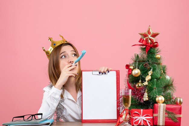 Vue de face du travailleur féminin en couronne avec note de fichier sur rose