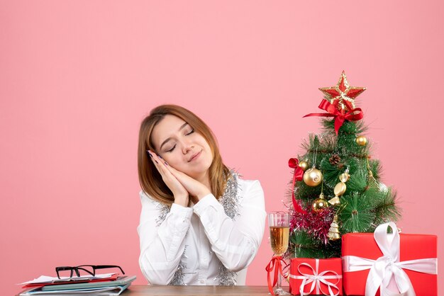 Vue de face du travailleur féminin se sentant fatigué sur rose