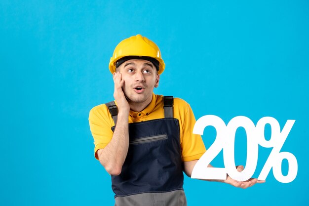 Vue de face du travailleur masculin rêvant en uniforme sur la surface bleue