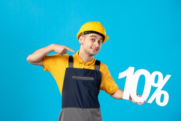 Vue de face du travailleur masculin souriant en uniforme avec écriture sur bleu