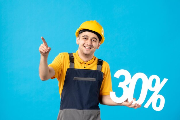 Vue de face du travailleur masculin en uniforme avec écriture sur bleu