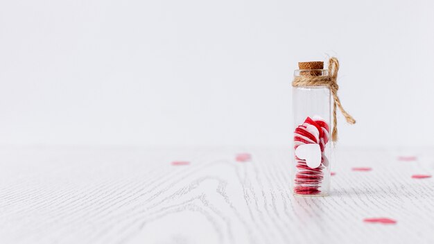 Vue de face du tube avec des coeurs pour la Saint-Valentin