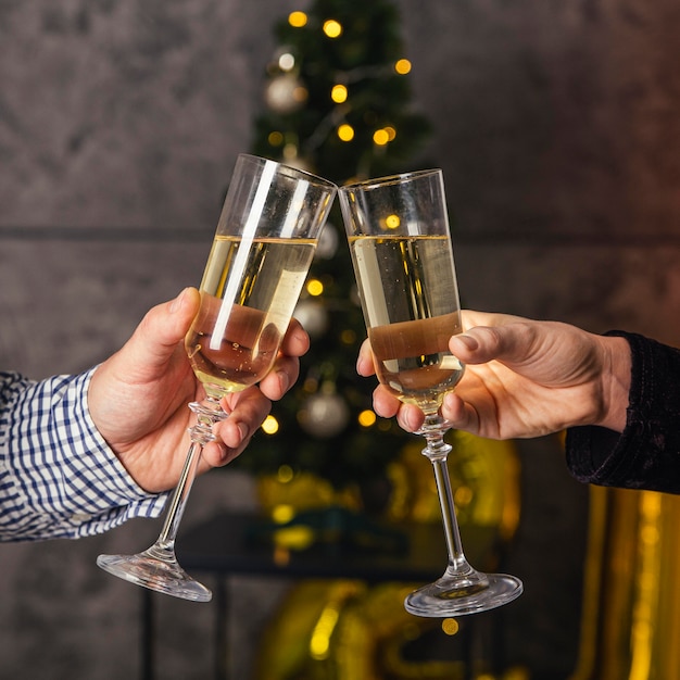 Vue de face du verre de champagne cheer