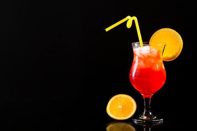 Vue de face du verre à cocktail avec espace copie orange