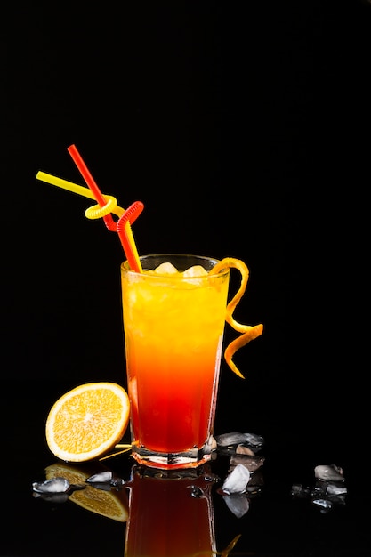 Photo gratuite vue de face du verre à cocktail avec espace copie et orange
