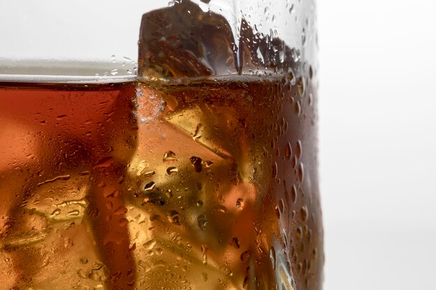 Vue de face du verre avec du liquide et de la glace