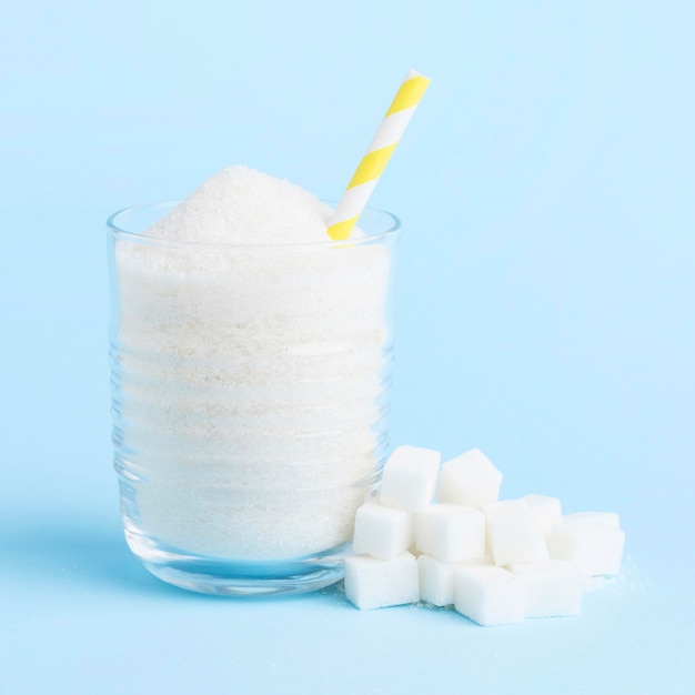 Photo gratuite vue de face du verre avec du sucre et de la paille