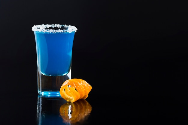 Vue de face du verre à liqueur avec cocktail bleu et espace copie