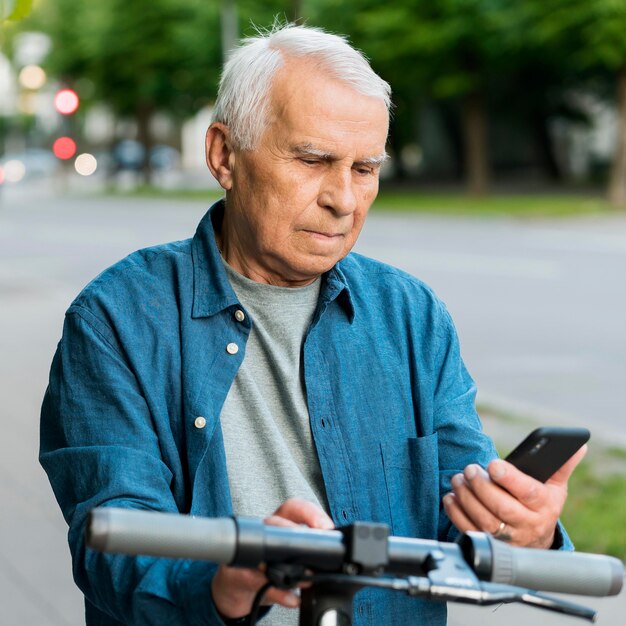 Vue de face du vieil homme sur scooter