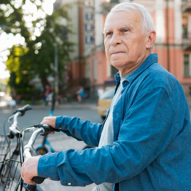 Photo gratuite vue de face du vieil homme à vélo