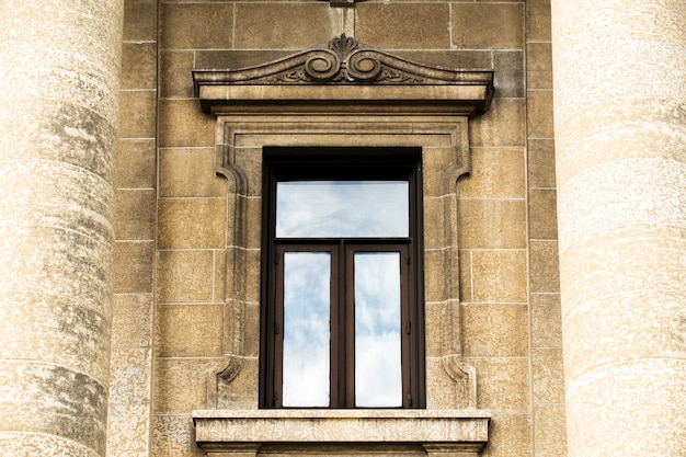Vue de face du vieux cadre de fenêtre