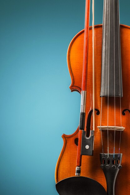 La vue de face du violon sur le mur bleu