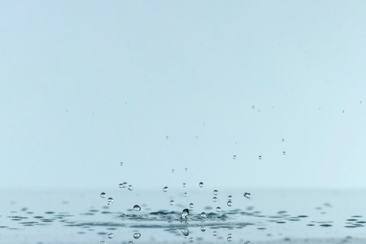 Photo gratuit vue de face des éclaboussures de liquide de goutte