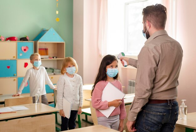 Vue de face de l'école pendant le concept de covid