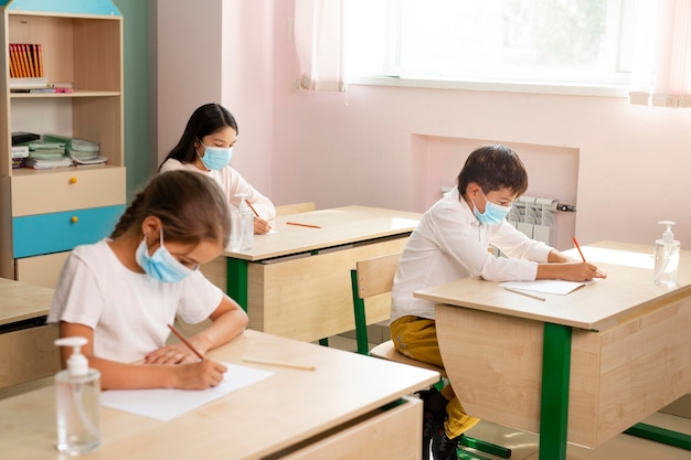 Vue de face de l'école pendant le concept de covid