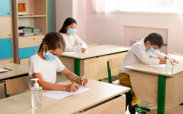 Vue de face de l'école pendant le concept de covid