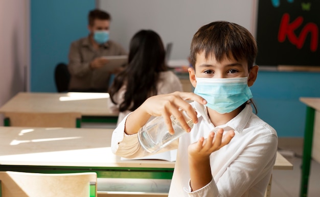 Vue de face de l'école pendant le concept de covid