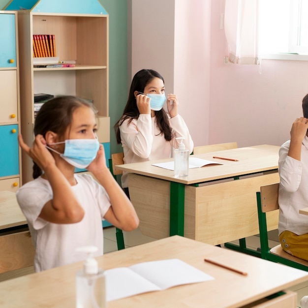 Vue de face de l'école pendant le concept de covid