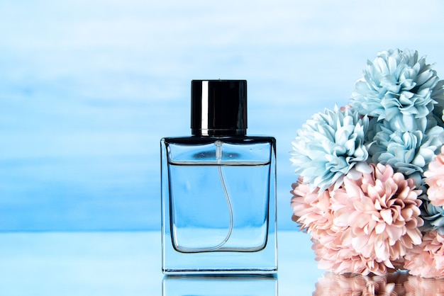 Vue de face d'élégantes fleurs colorées de parfum sur fond bleu clair