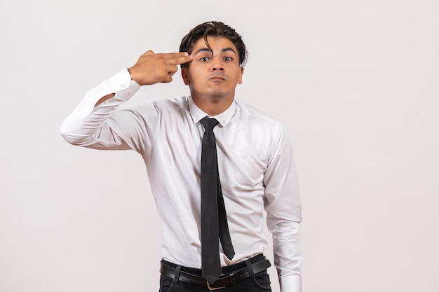 Vue de face employé de bureau masculin posant sur un mur blanc travail de bureau homme humain