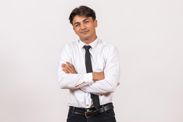 Vue de face employé de bureau masculin souriant sur mur blanc travail de bureau humain homme