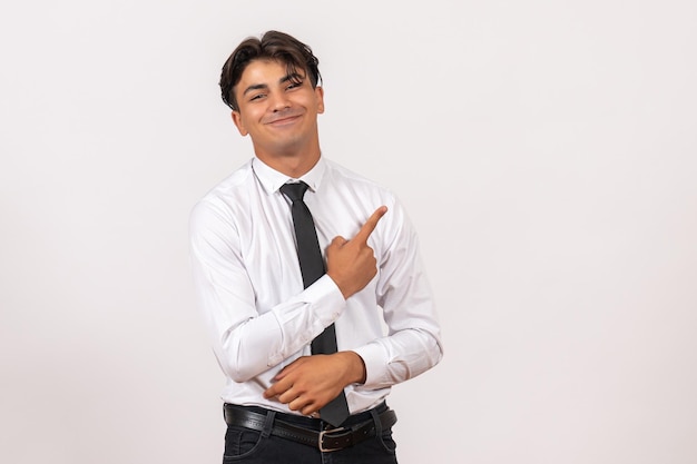 Vue de face employé de bureau masculin souriant sur un mur blanc travail de bureau humain