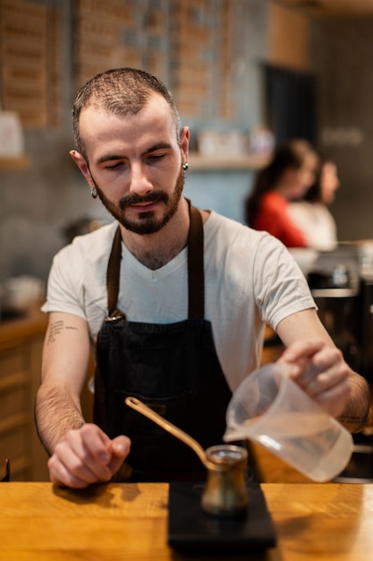 Vue de face employé masculin travaillant