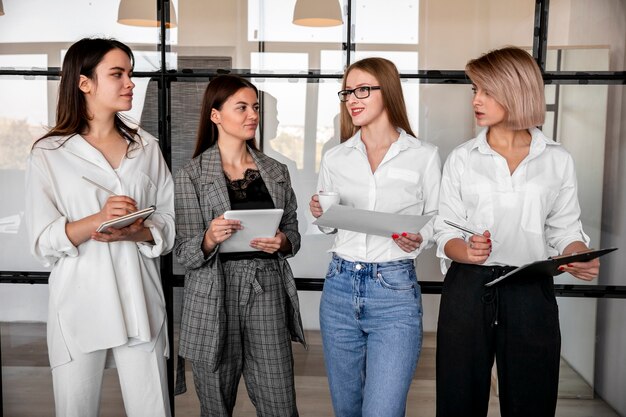 Vue de face des employés travaillant ensemble