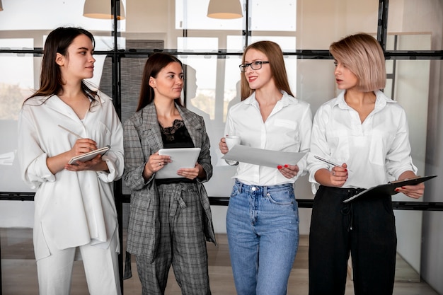 Vue de face des employés travaillant ensemble