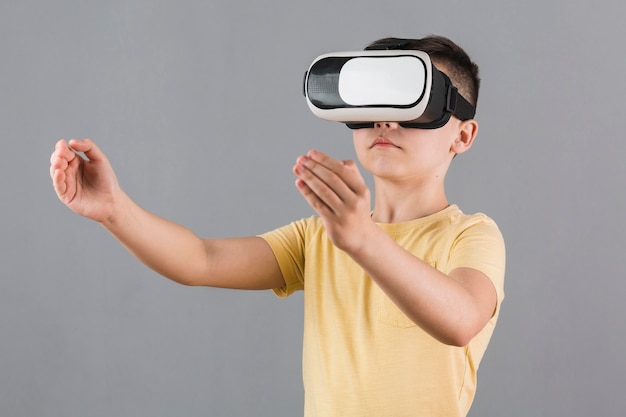 Vue de face d'un enfant à l'aide d'un casque de réalité virtuelle