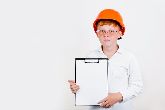 Vue de face enfant avec casque et presse-papiers