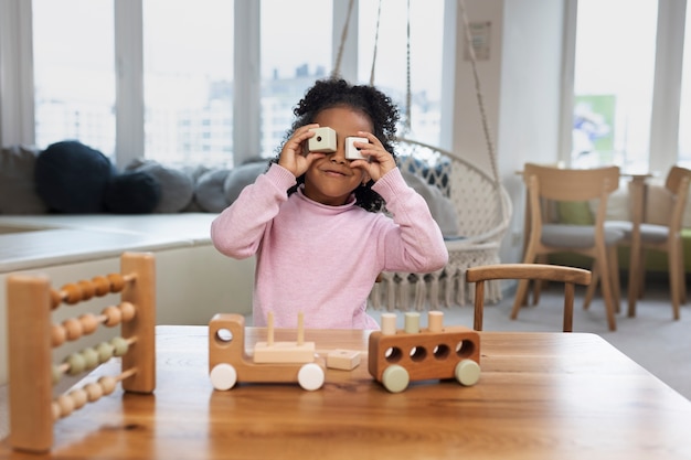 Vue de face enfant enfant jouant avec des jouets écologiques