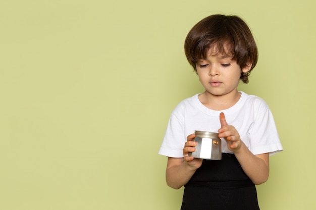 Une Vue De Face Enfant Garçon En T-shirt Blanc Tenant De La Poudre De Café Sur Le Bureau De Couleur Pierre