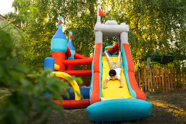 Vue de face enfant jouant dans une maison de rebond